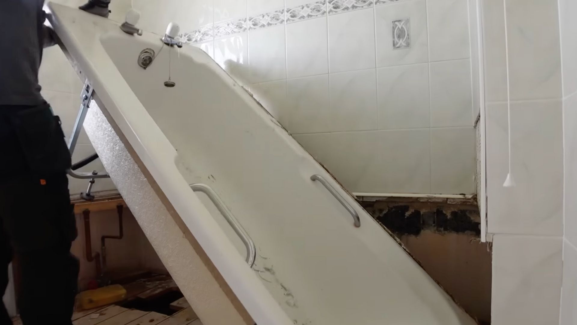 Removing the Old Bath – Bathroom Rip-Out London