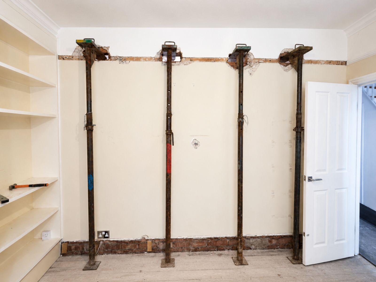 Temporary supports during removal of a 4m load-bearing wall